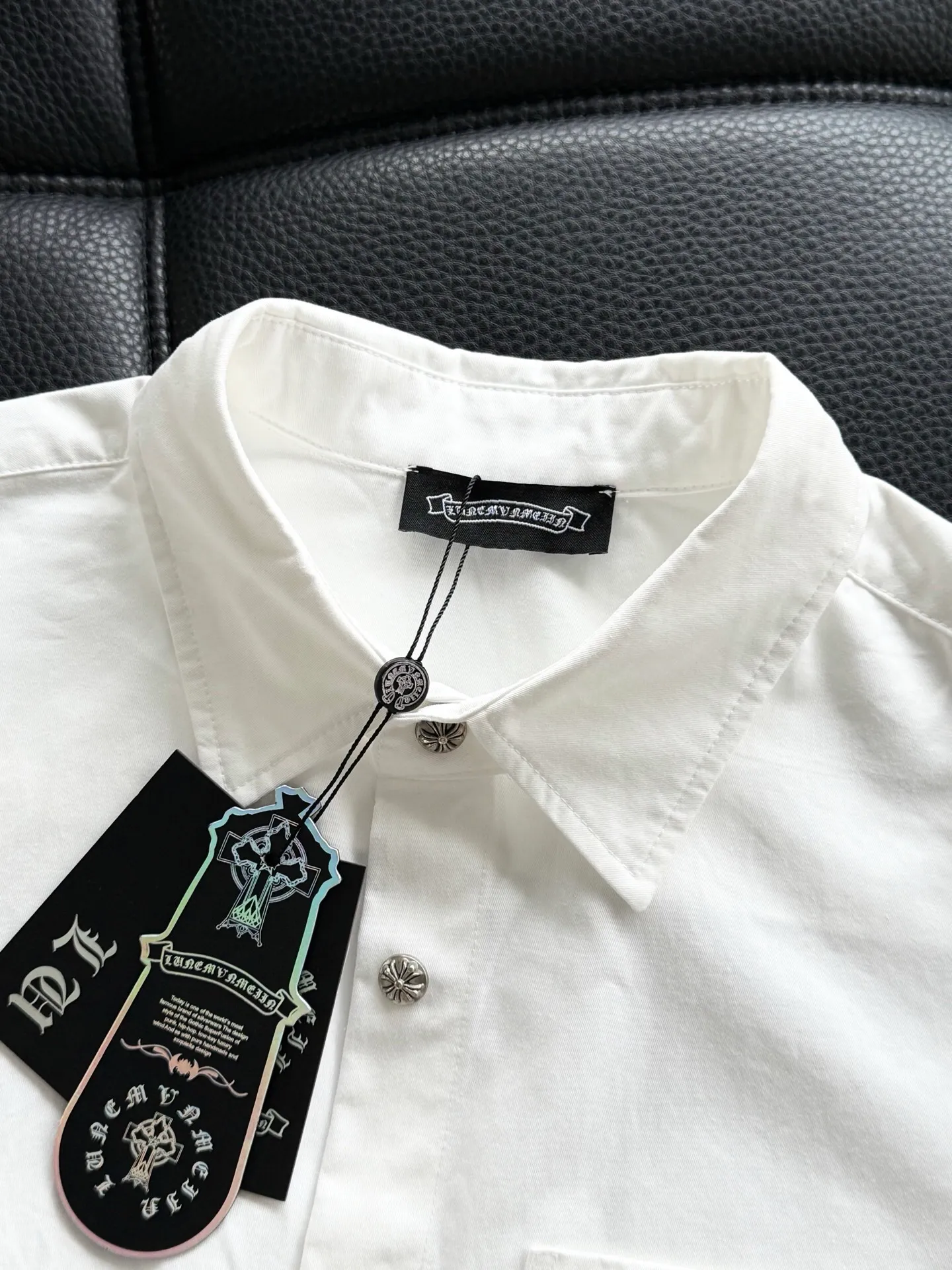 P510 Chrome Hearts leather cross leather embroidery shirt jacket! OS version can be worn by both men and women! The fabric is made of twill gauze cotton fabric! The texture is clear and smooth, not easy to wrinkle or fade! The embroidery process is complex and repetitive, and the requirements for the embroidery machine are very strict. The distance is always 45 centimeters! It won’t work if the spacing is too big, and it won’t work if it’s too small! The hardware is all carved and cast. This piece of clothing consumes a lot of material. More than 3 meters of material is used for one piece of clothing! After the garment is made, it needs to be fixed at high temperature, washed at a water temperature of more than 70 degrees, and softened by adding softener to make the upper body softer and smoother!   Color: black white Size: m-3xl Style number: 5879➕3731